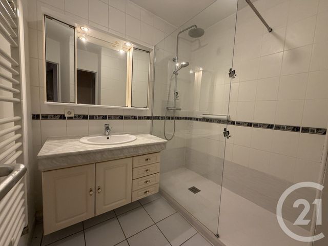 Appartement T4 à vendre - 4 pièces - 100.0 m2 - VOIRON - 38 - RHONE-ALPES - Century 21 Immobilier Voiron